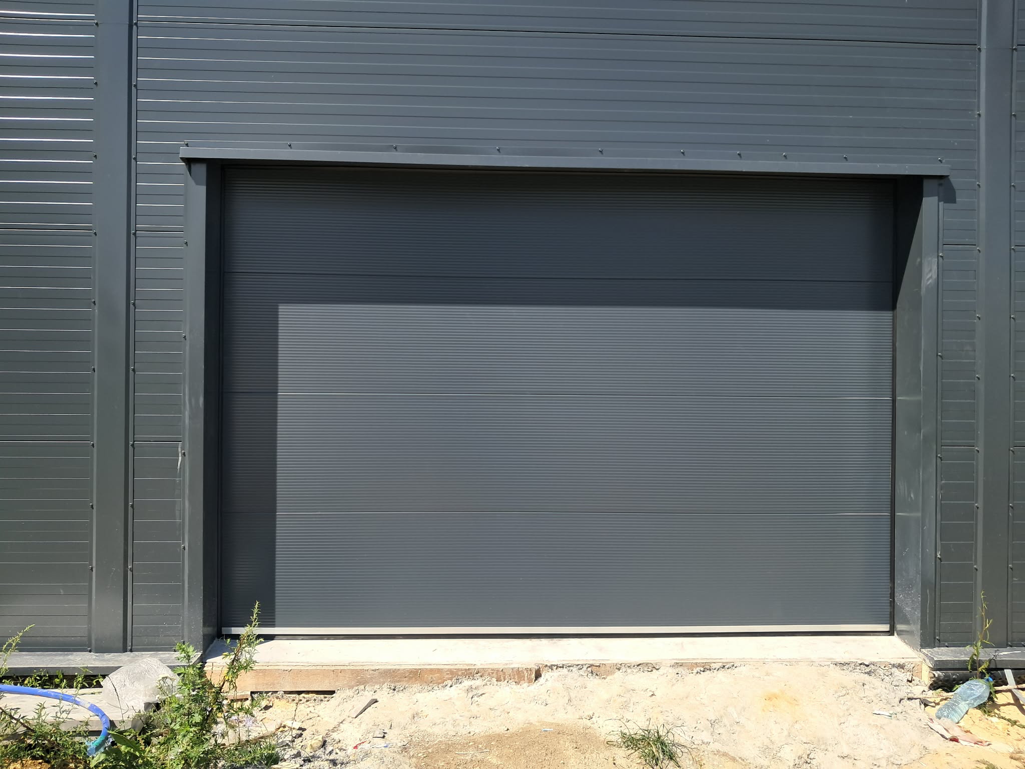 Nowoczesna szara brama z gładkim przetłoczeniem