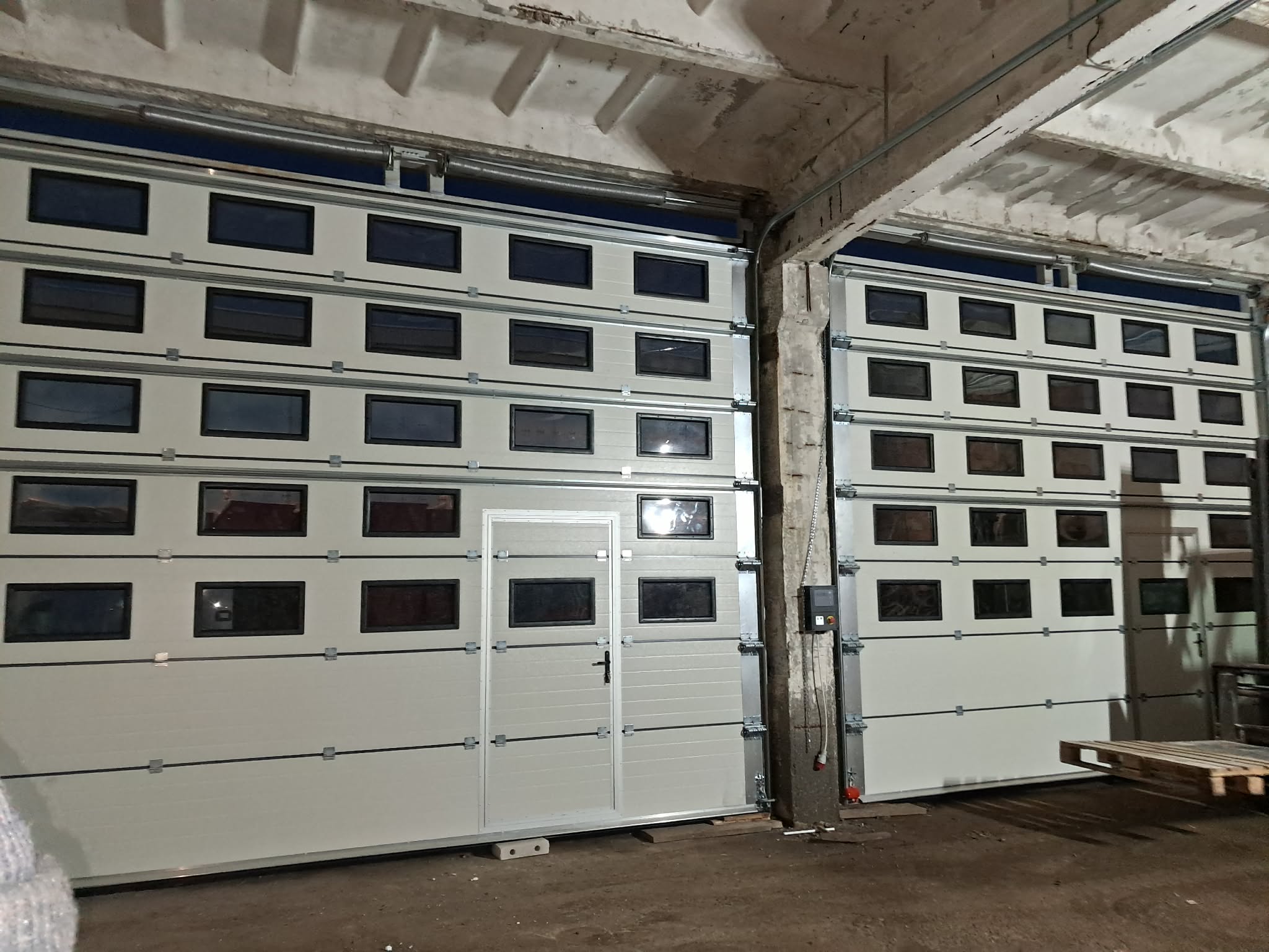 Dwie olbrzymie bramy wewnątrz warsztatu lub hali