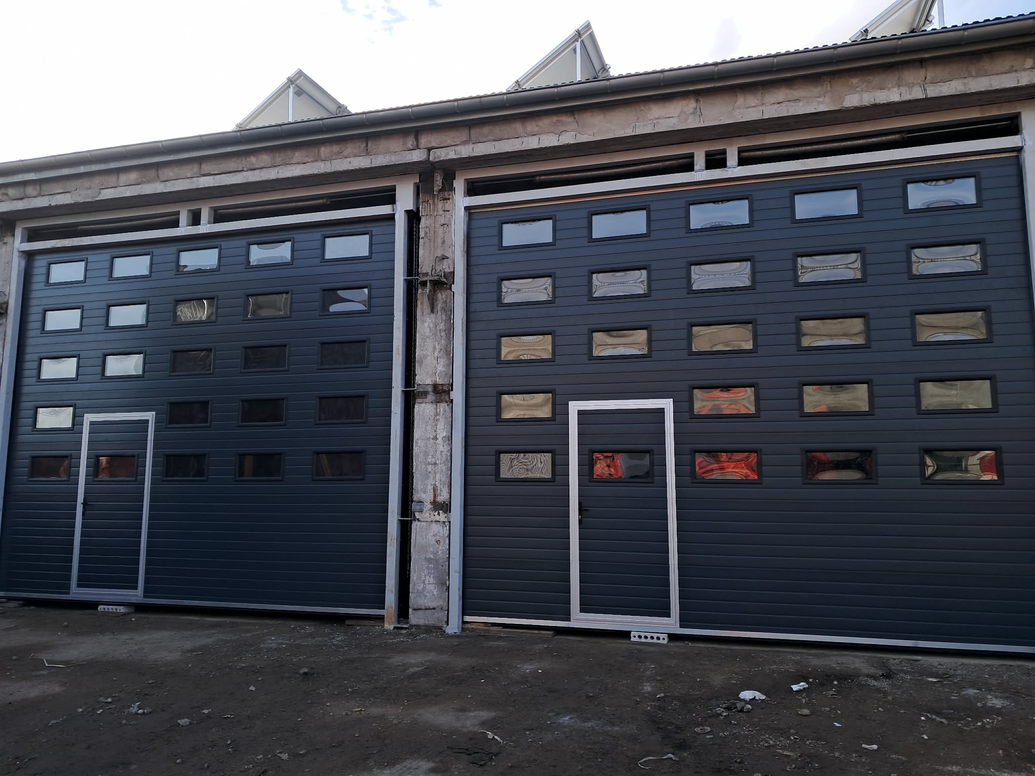 Przemysłowe bramy segmentowe z przeszkleniami