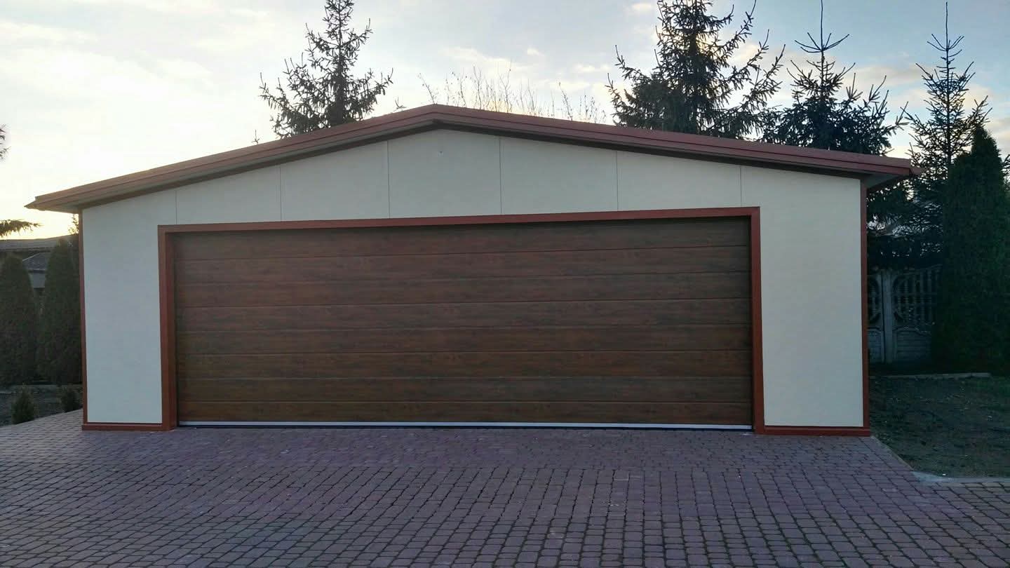 Szeroka brama drewnopodobna w jasnym garażu wolnostojącym