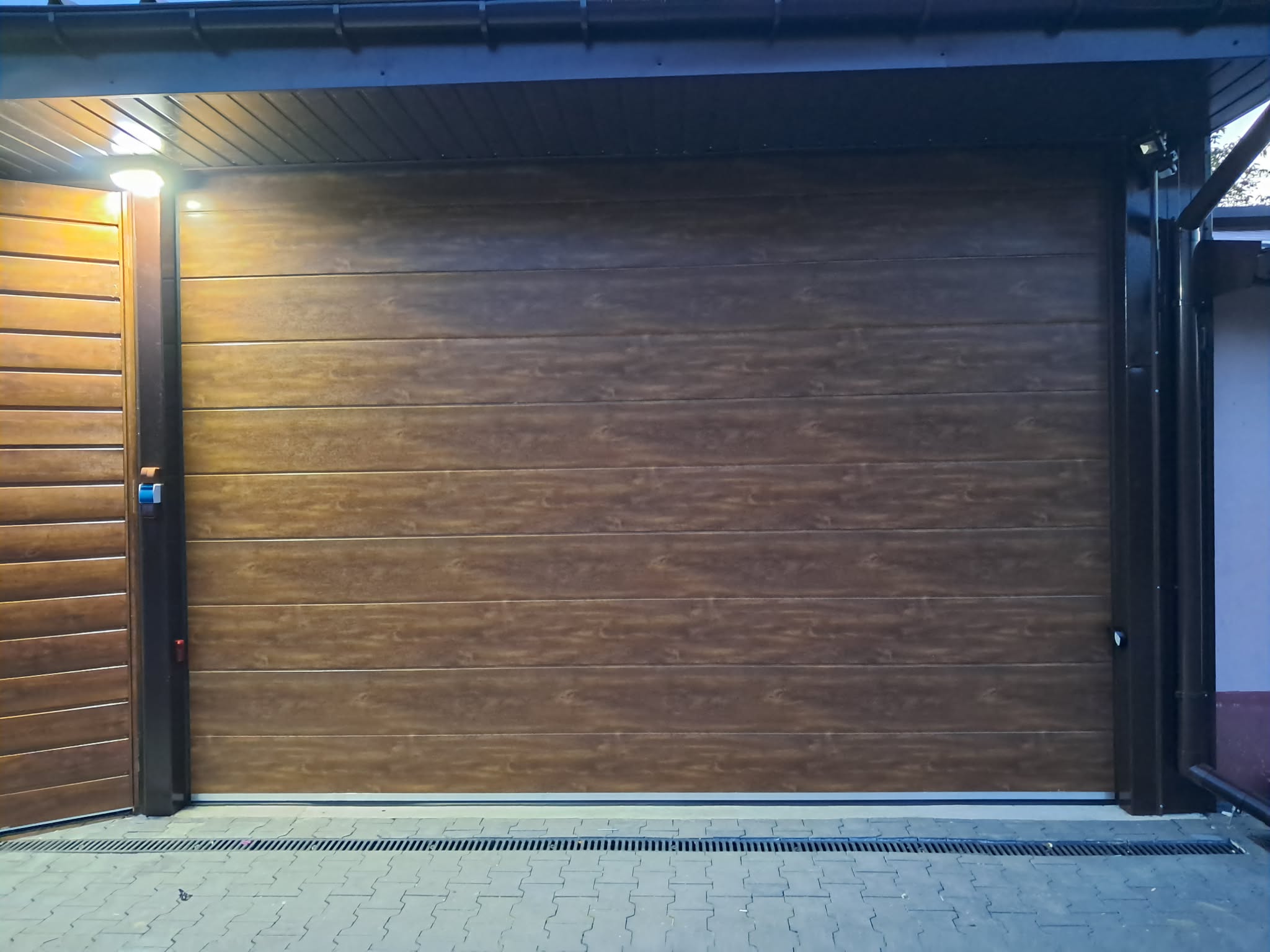 Drewnopodobna brama w oświetleniu nocnym