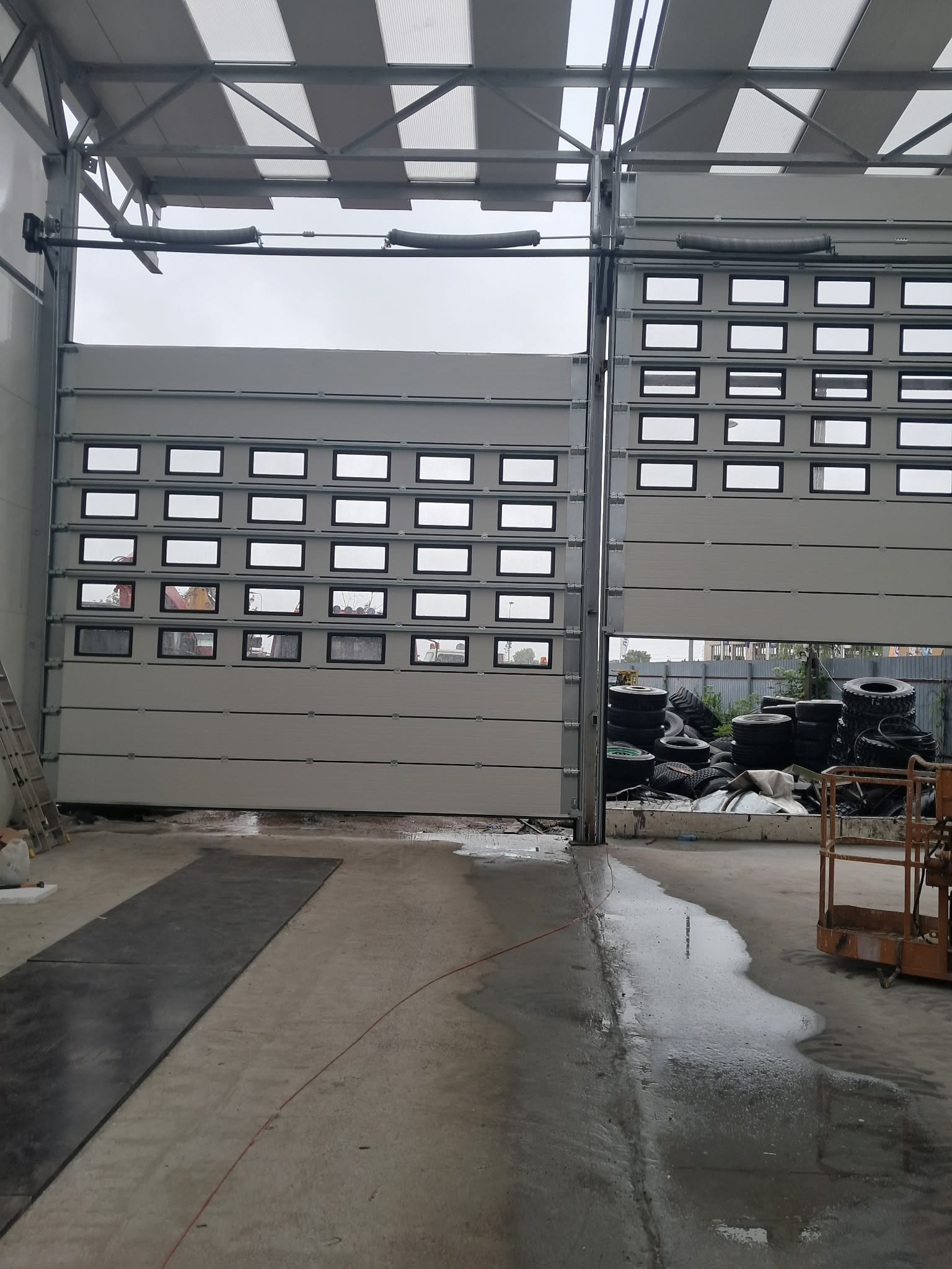 Wnętrze hali przemysłowej z dużymi bramami