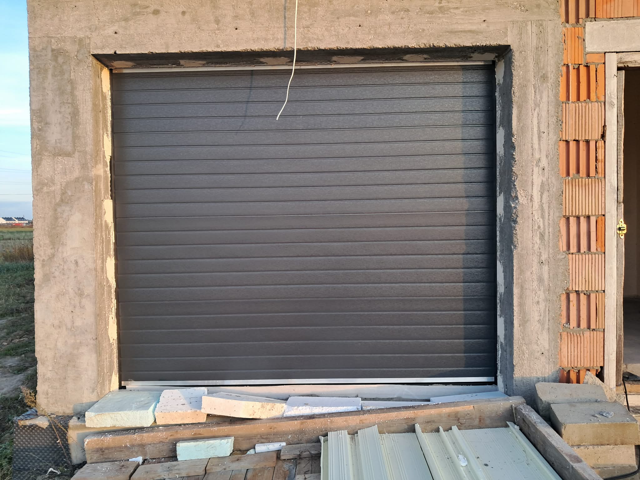 Montaż bramy w nowo budowanym domu