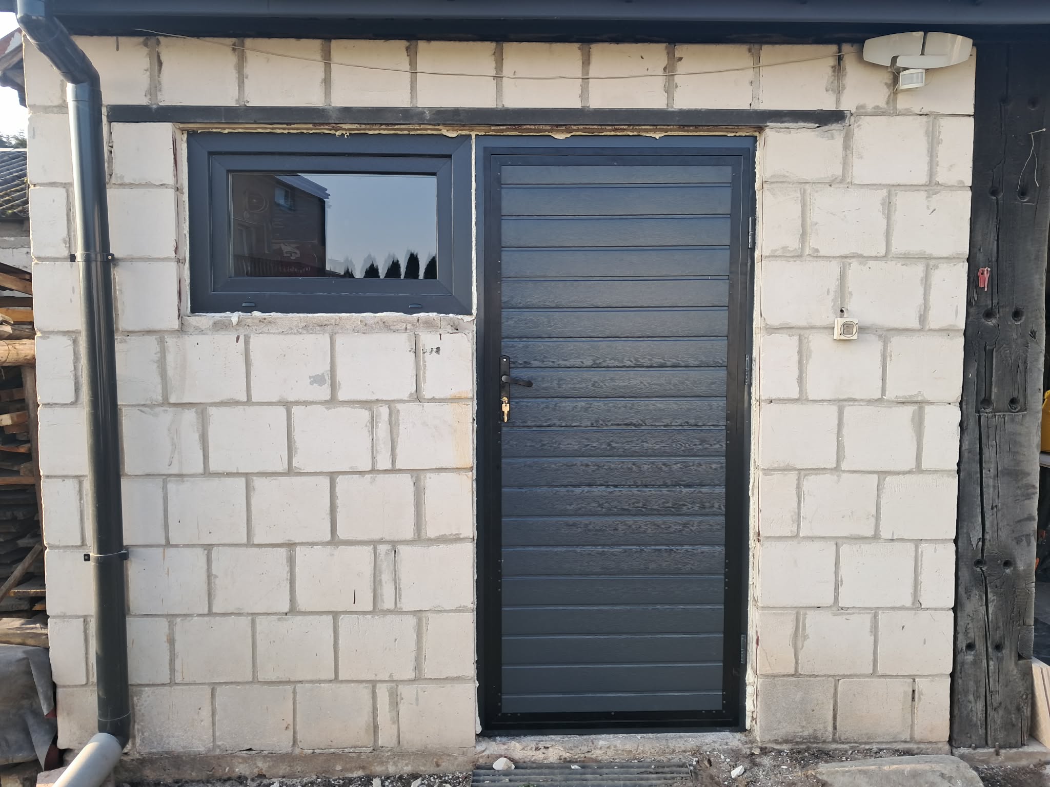Dopasowane drzwi boczne do garażu