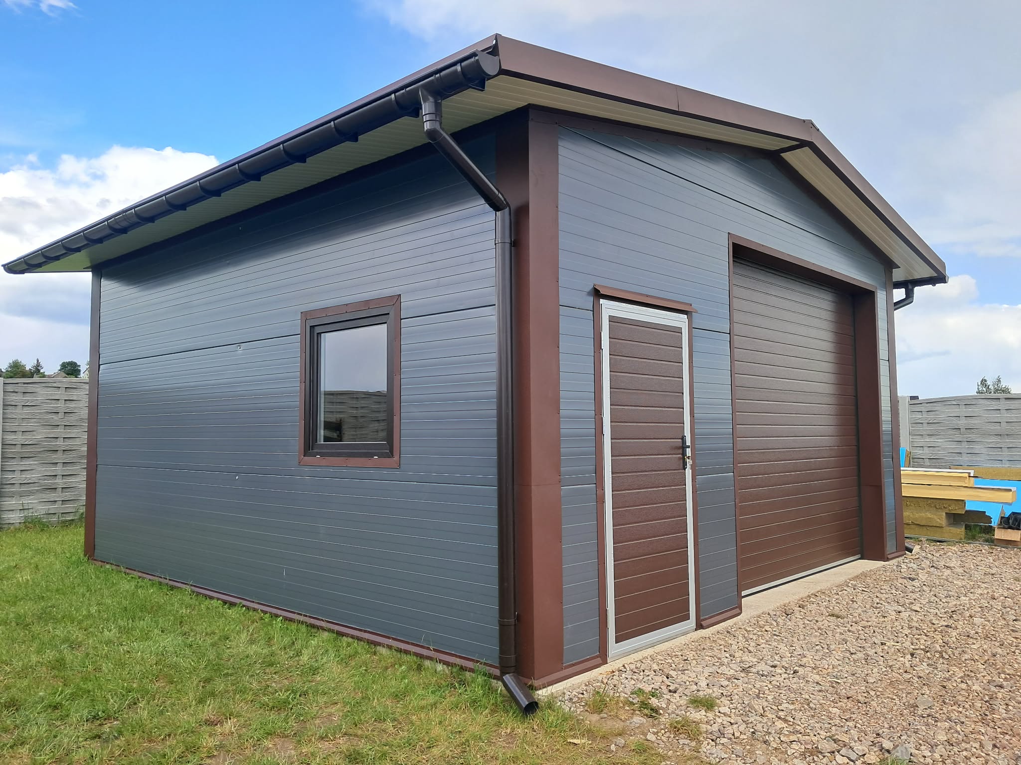 Brama przemysłowa w oświetleniu nocnym