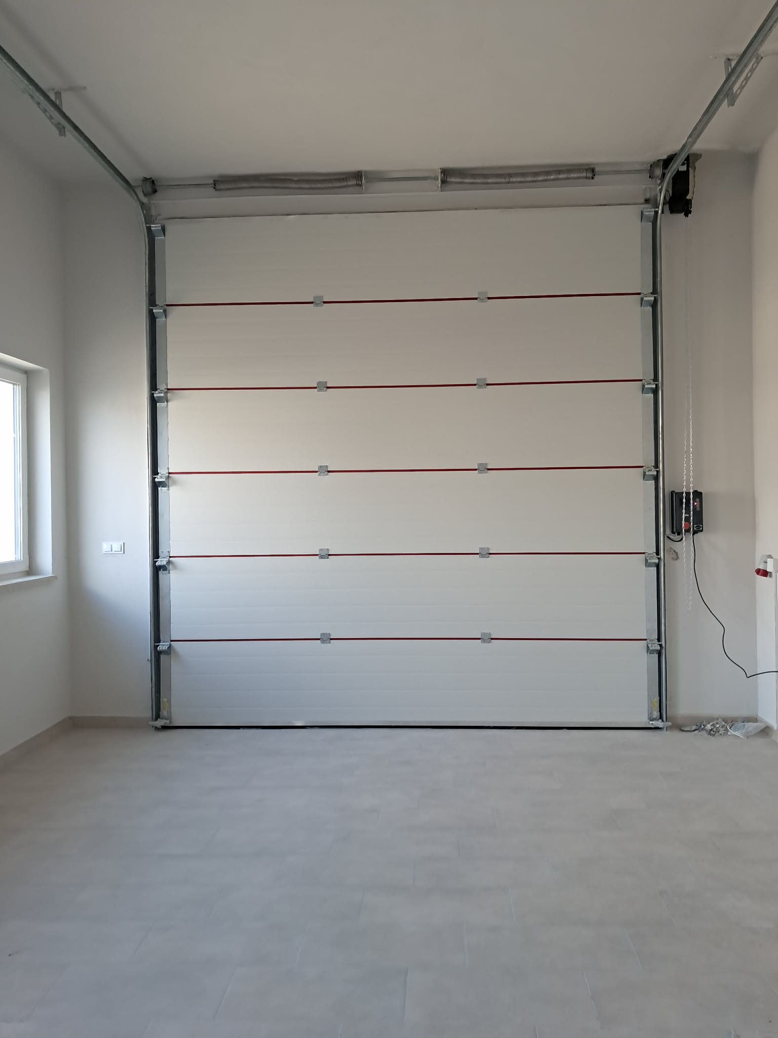 Mechanizm bramy segmentowej od wewnątrz