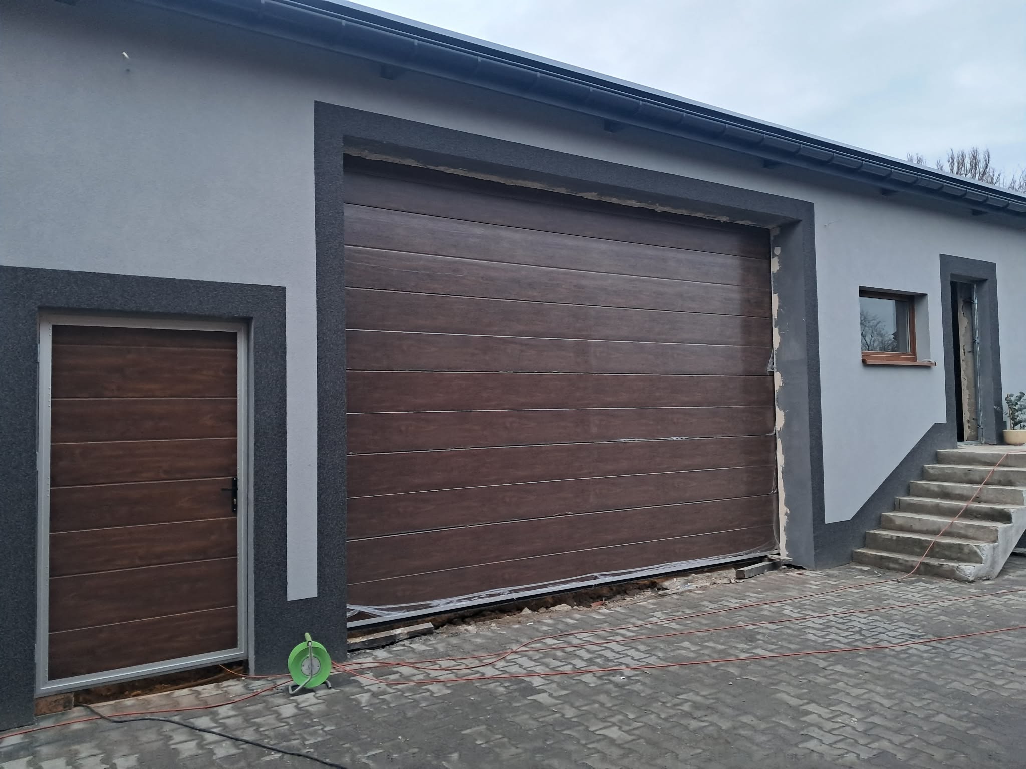 Brama segmentowa drewnopodobna w domu jednorodzinnym