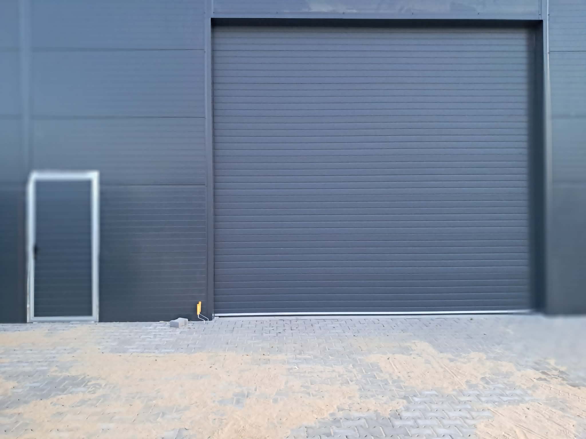 Hala przemysłowa z dwiema dużymi bramami