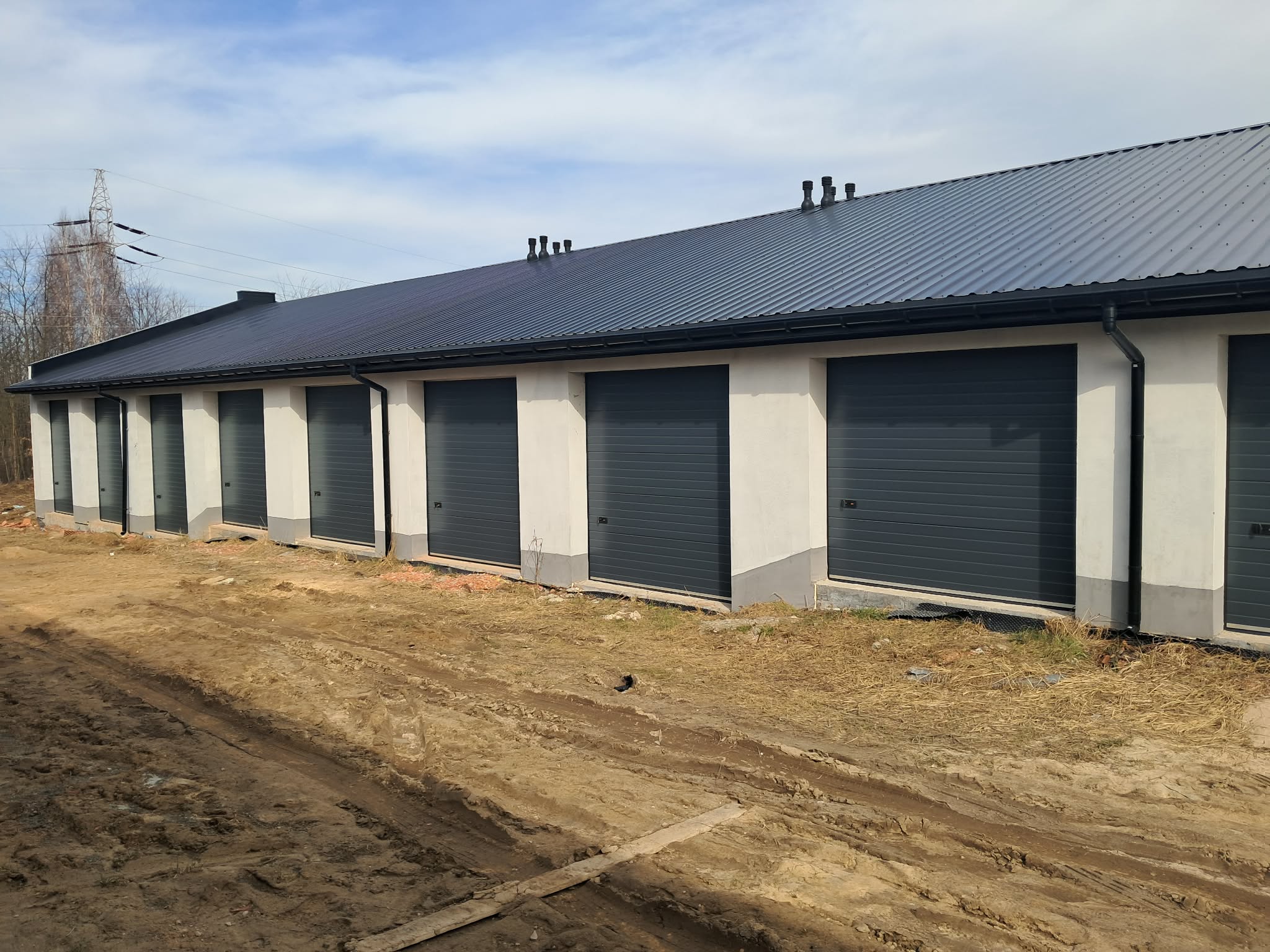 Wnętrze nowoczesnej hali magazynowej z bramami