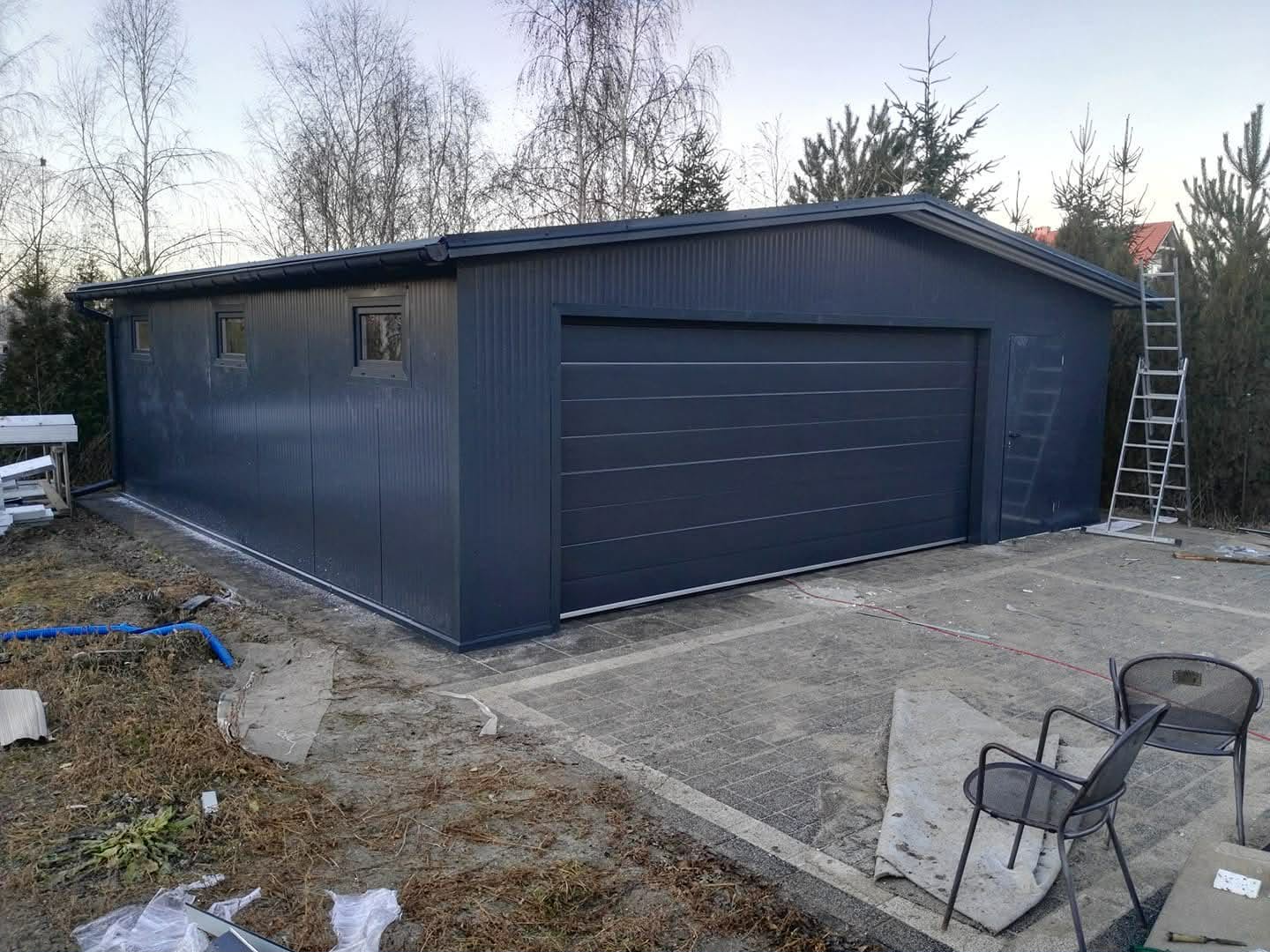 Ciemna, estetyczna brama garażowa od wewnątrz