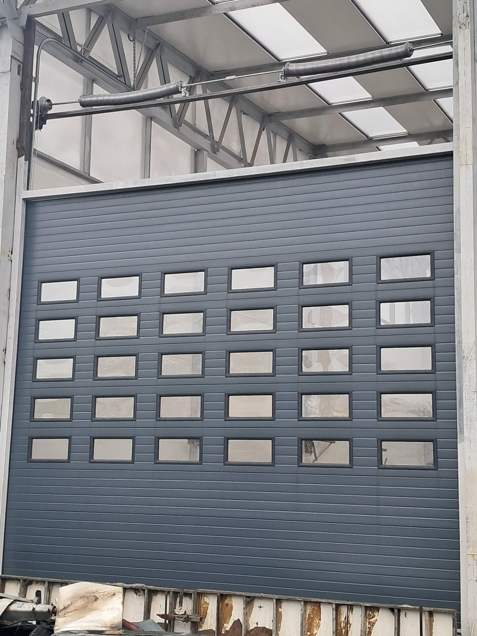 Wielkogabarytowa brama przemysłowa z wieloma przeszkleniami